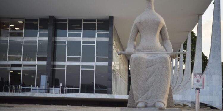 Ministro do STF decide que universidades podem exigir vacinação