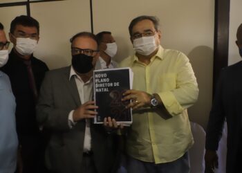 Álvaro Dias recebe texto final do novo Plano Diretor de Natal