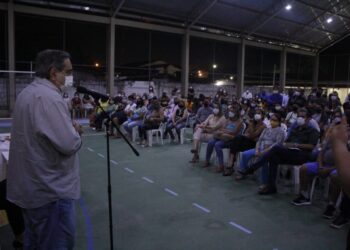 Famílias do Conjunto Pirangi recebem títulos de escritura pública das mãos do prefeito Álvaro Dias