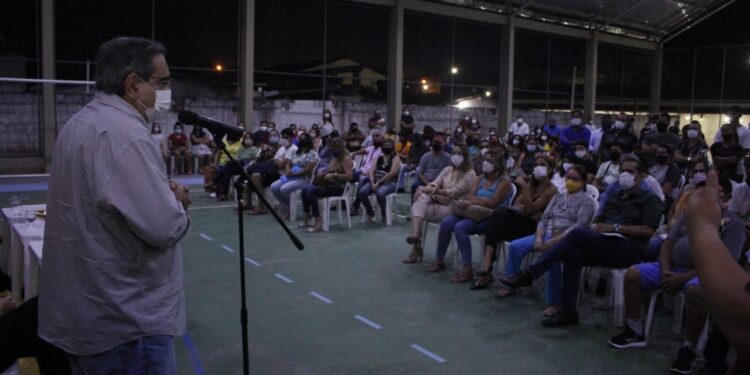 Famílias do Conjunto Pirangi recebem títulos de escritura pública das mãos do prefeito Álvaro Dias