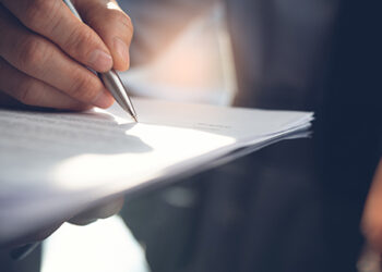 Instituição financeira é responsável por provar autenticidade de assinatura em contrato questionado pelo cliente