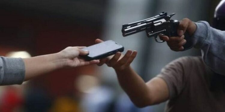 Homem é condenado pela Justiça por roubo de celular