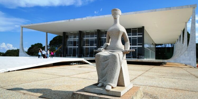 Ministro Alexandre de Moraes encaminha à PGR relatório da PF sobre vazamento de inquérito por Bolsonaro