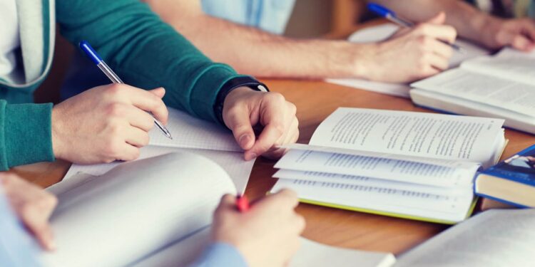 Concursos públicos reúnem mais de 100 editais abertos; 20,2 mil vagas