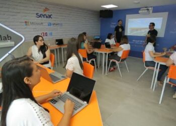Fluência em um segundo idioma eleva chances de emprego e melhores salários