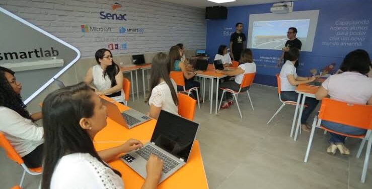 Fluência em um segundo idioma eleva chances de emprego e melhores salários