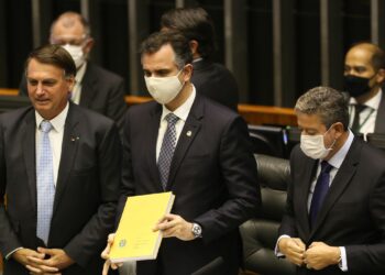 Congresso reabre trabalhos sob promessa de ano ‘politicamente complexo’