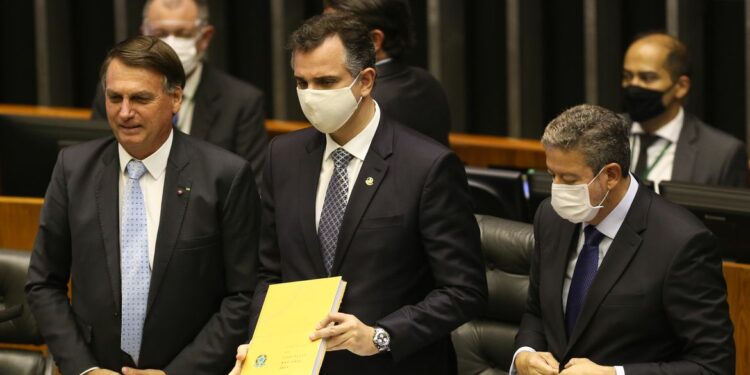 Congresso reabre trabalhos sob promessa de ano ‘politicamente complexo’