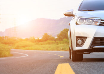 Atraso na baixa de alienação fiduciária no registro de veículo não gera dano moral presumido