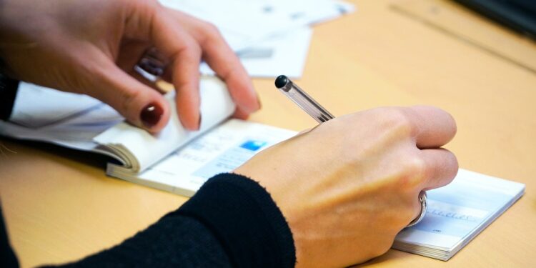 Competência para julgar tentativa de saque de cheque falso é do juízo do local da agência bancária da vítima