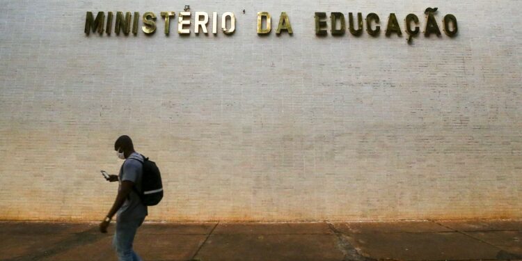 Ministro do TCU abre inspeção sobre supostos desvios no MEC