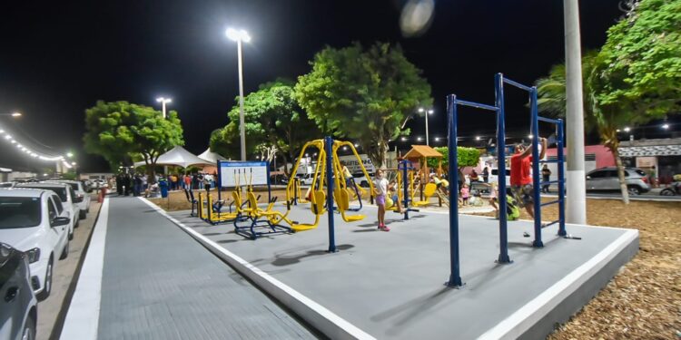 Completamente reformada, Praça Muriaé é entregue pelo prefeito Álvaro Dias