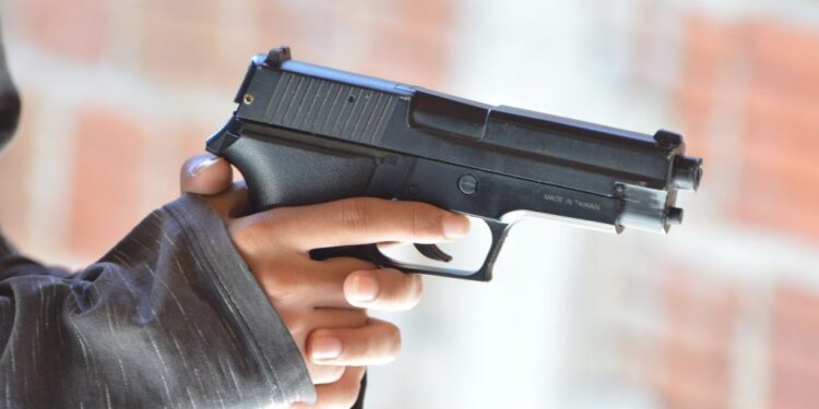 Assaltantes que entraram em apartamento com armas de fogo são condenados