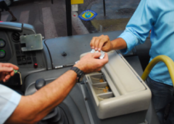 Por não fornecer dinheiro para troco a cobrador de ônibus empresa é condenada