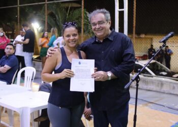 Prefeito entrega títulos de Regularização Fundiária a famílias do Passo da Pátria
