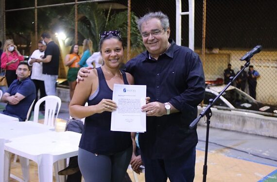 Prefeito entrega títulos de Regularização Fundiária a famílias do Passo da Pátria