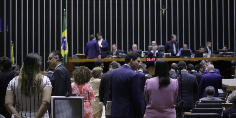 Câmara pode votar proposta que desobriga estados e municípios do investimento mínimo em educação