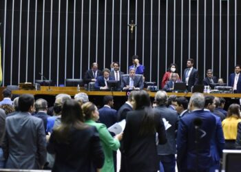 Câmara aprova texto-base de MP que prevê internet gratuita para alunos carentes da rede pública