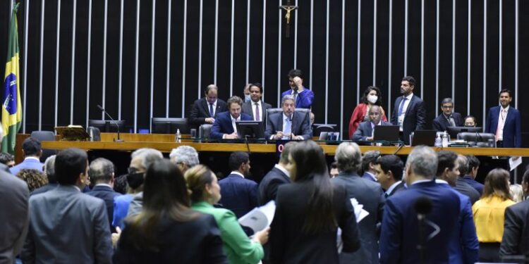 Câmara aprova texto-base de MP que prevê internet gratuita para alunos carentes da rede pública