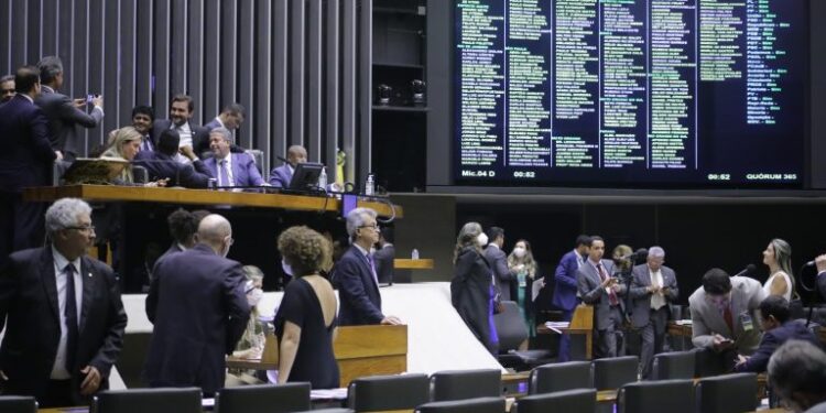 Câmara aprova MP que cria benefício extra a quem recebe o Auxílio Brasil