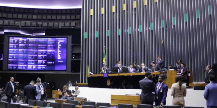 Congresso aprova redução tributária para diesel e gás sem compensação de perdas de receita