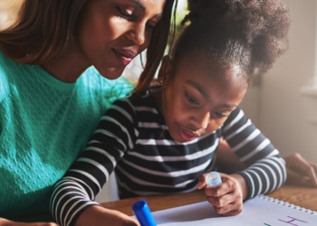 Câmara aprova projeto que permite a educação dos filhos em casa; proposta vai ao Senado