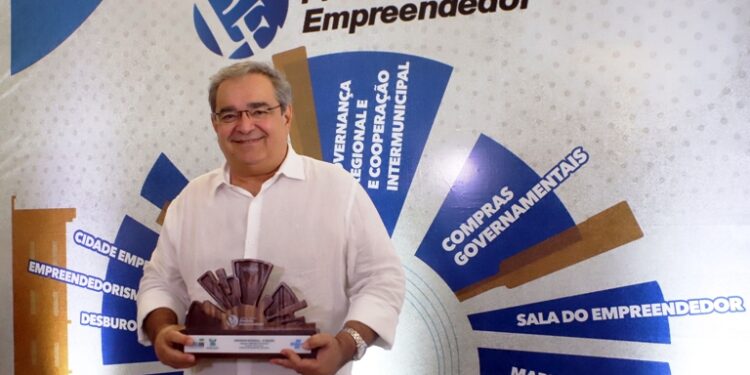 Álvaro Dias recebe prêmio “Prefeito Empreendedor” do Sebrae/RN