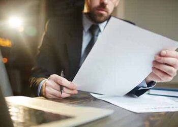 Em contratos administrativos, é válida a cláusula que prevê renúncia aos honorários sucumbenciais