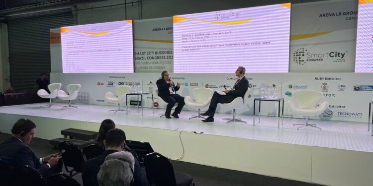 Prefeito Álvaro Dias faz palestra no Smart City Business Brazil Congress 2022