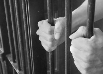 Dupla que aterrorizou família ao invadir residência em São Miguel é condenada