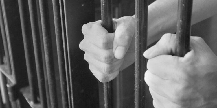 Dupla que aterrorizou família ao invadir residência em São Miguel é condenada