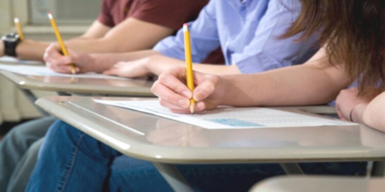 Mais de 170 concursos públicos com inscrições abertas reúnem 23,3 mil vagas no país; veja lista