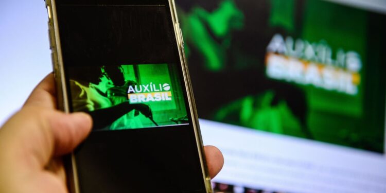 MP que torna Auxílio Brasil de R$ 400 permanente é sancionada