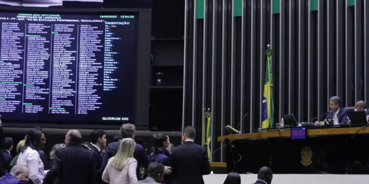 Câmara pode votar na terça-feira projeto que limita alíquotas de tributos sobre energia e combustíveis