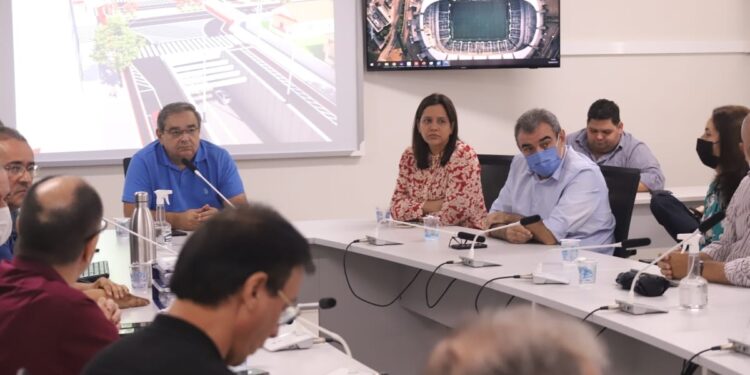 Prefeitura debate com moradores e empresários obras das trincheiras no bairro de Tirol