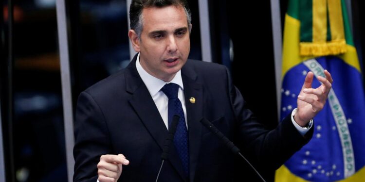 “Governo deve aceitar dividir lucros da Petrobras com a população”, diz o presidente do Senado