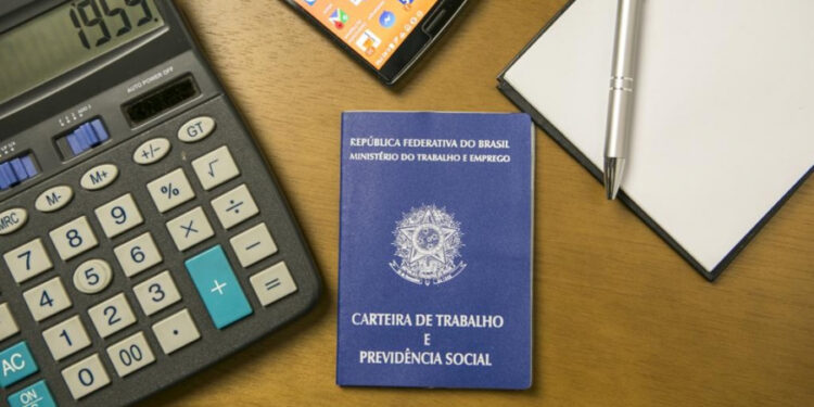 Cálculo da aposentadoria deve considerar contribuições em atividades concomitantes, respeitado o teto