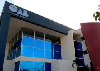 Advogada suspeita de levar bilhetes a detentos é suspensa pela OAB/RN