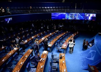PEC do piso salarial da enfermagem é aprovada no Senado