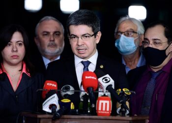 Senadores protocolam pedido de CPI para apurar corrupção no Ministério da Educação