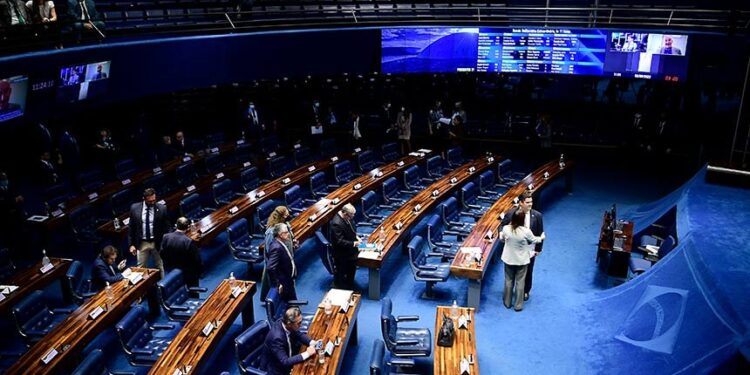 PEC do piso salarial da enfermagem é aprovada no Senado