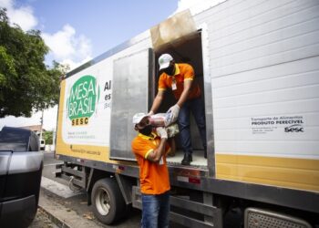 Mesa Brasil Sesc faz entrega de 6,5 toneladas de alimentos para desabrigados