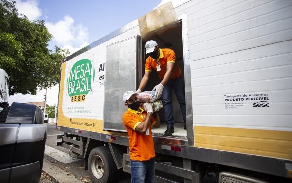Mesa Brasil Sesc faz entrega de 6,5 toneladas de alimentos para desabrigados