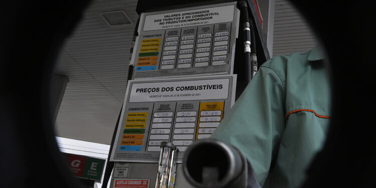 Ministro Gilmar Mendes determina criação de comissão para discutir propostas sobre ICMS de combustíveis