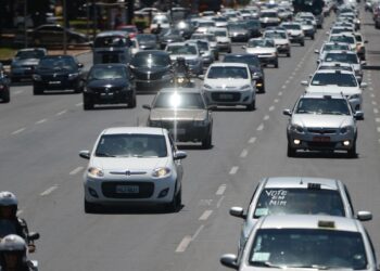 MP libera R$ 10,9 bi para auxílios a caminhoneiros e taxistas