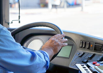 Exame toxicológico é obrigatório para emissão ou renovação da CNH de motorista de transporte escolar