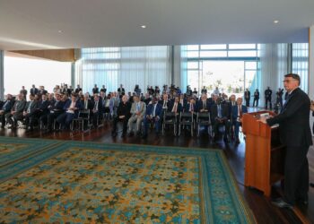 Em reunião com embaixadores estrangeiros, Bolsonaro volta a atacar sistema eleitoral brasileiro