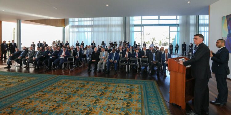 Em reunião com embaixadores estrangeiros, Bolsonaro volta a atacar sistema eleitoral brasileiro