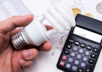 Conta de luz deve ficar 12% mais barata no país, diz diretora da Aneel