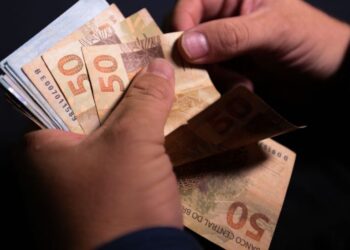 Salário mínimo 2023 tem novo valor previsto e pode passar de R$ 1,3 mil